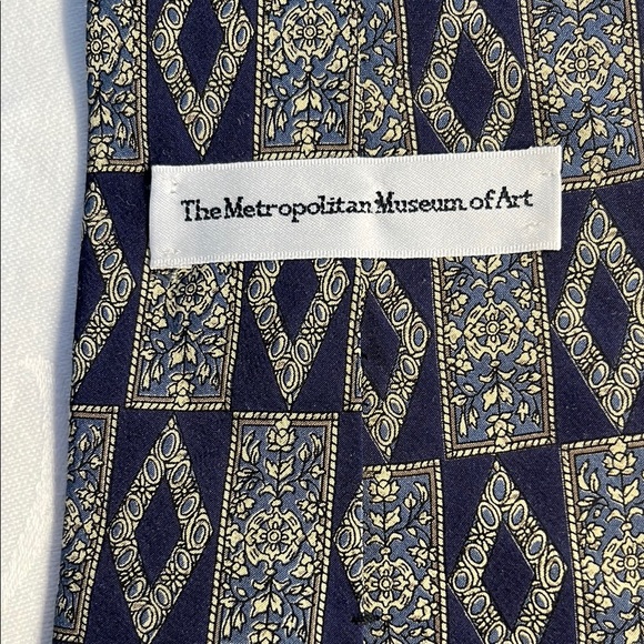 Elegant Blue and Gold Silk Tie with Geometric Design - Picture 4 of 5